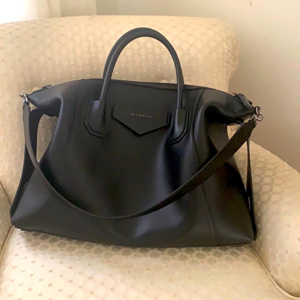 GIVENCHY Antigona Soft Medium Bag in Black